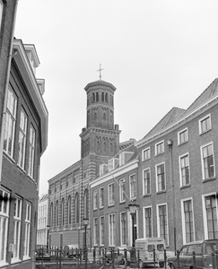 882284 Gezicht op panden aan de Kromme Nieuwegracht te Utrecht met de Remonstrantse kerk (Kromme Nieuwegracht 62).